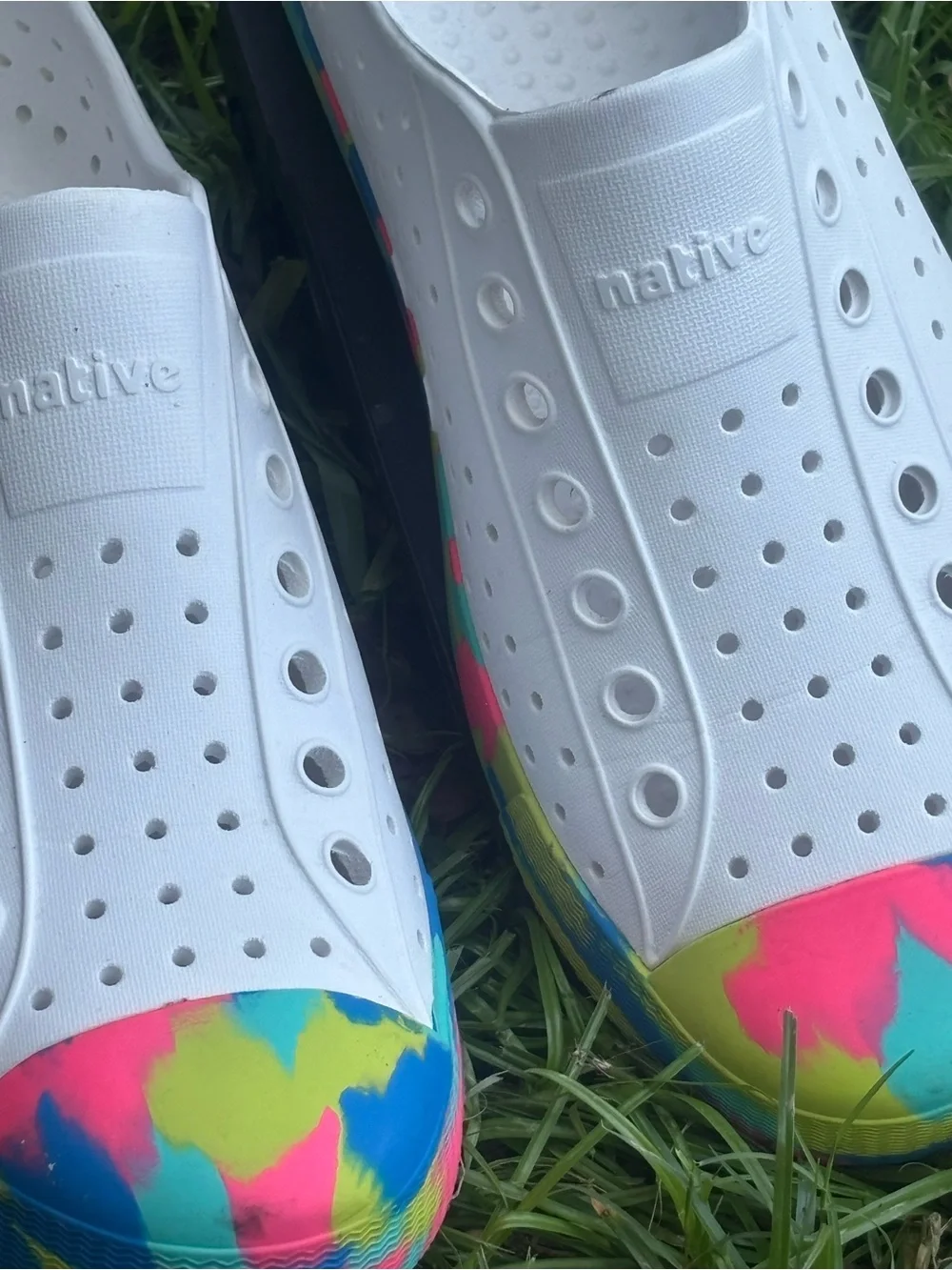 Native Kids Water Shoes in White with Neon Pink, Yellow & Blue Toe Size 9